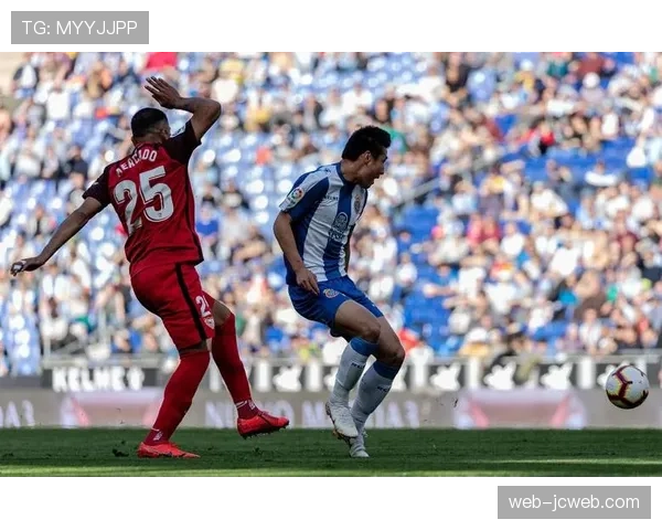 特写：前塞维利亚主帅门迪利巴现身皮斯胡安，观看老东家比赛